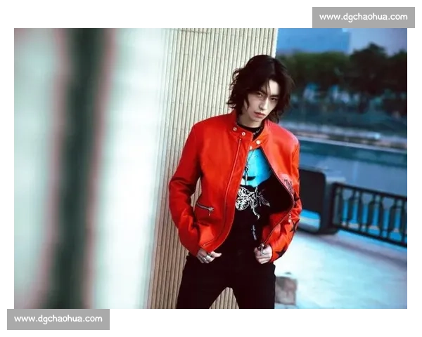 王琳凯胸肌引热议!皮衣造型藏不住健硕身材